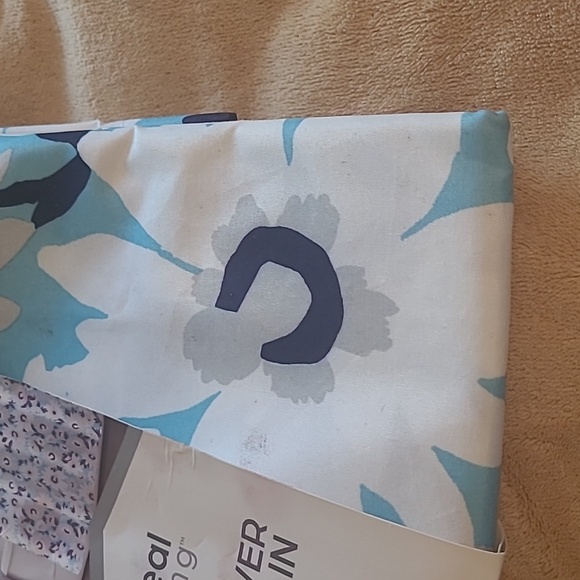 NWt blue & white flower pattern Shower Curtain & shower curtain hooks - Picture 4 of 5